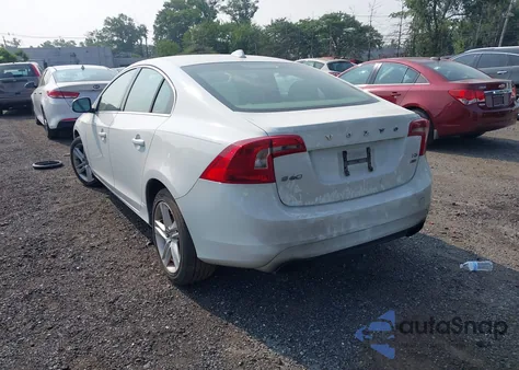 2015 Volvo S60 T5 Premier z USA, uszkodzony, nr VIN YV1612TB8F1317795